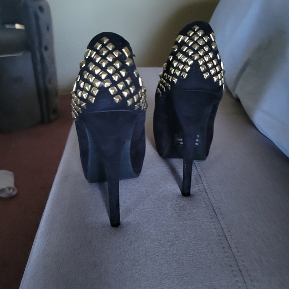 Kathy Jean 4in stiletto, 1in platform, black with gold accent on back, size 5 - Picture 4 of 6